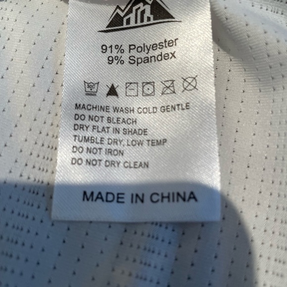 NWT Women’s L Urban Outdoor Athletic Shirt. White pin dot pattern. - Picture 6 of 6